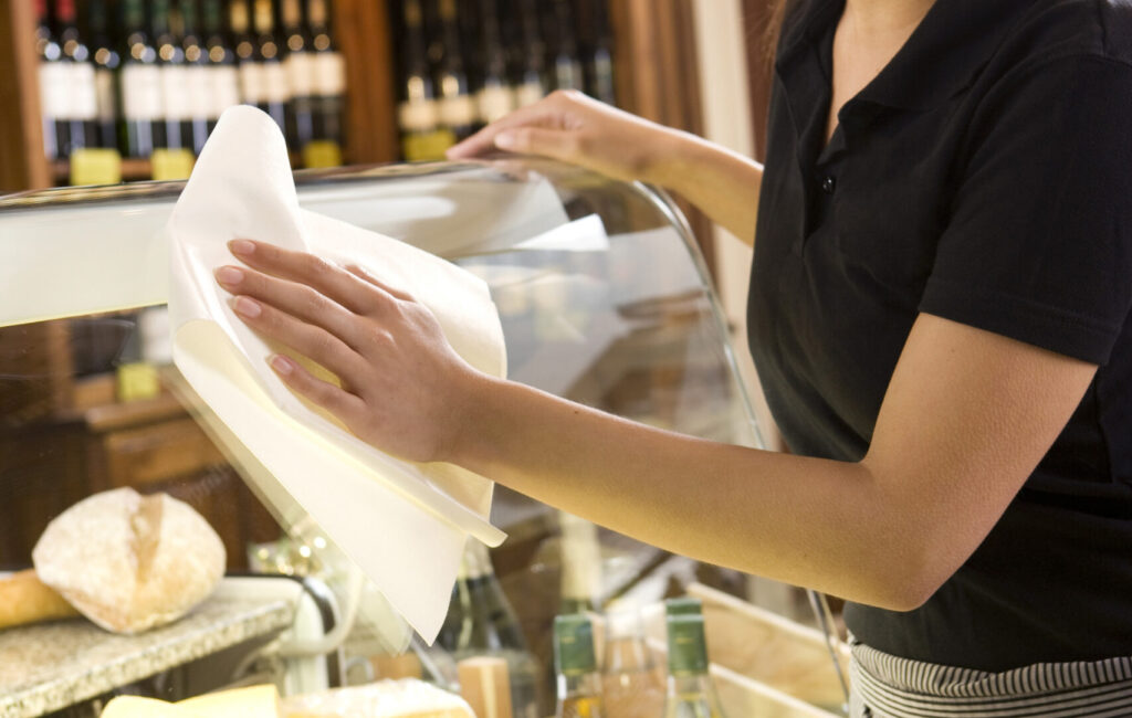 cleaning professional cleaning glass with rmicrofibe